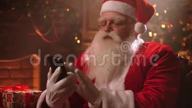圣诞老人使用智能手机，和他的助手聊天，并监控世界局势